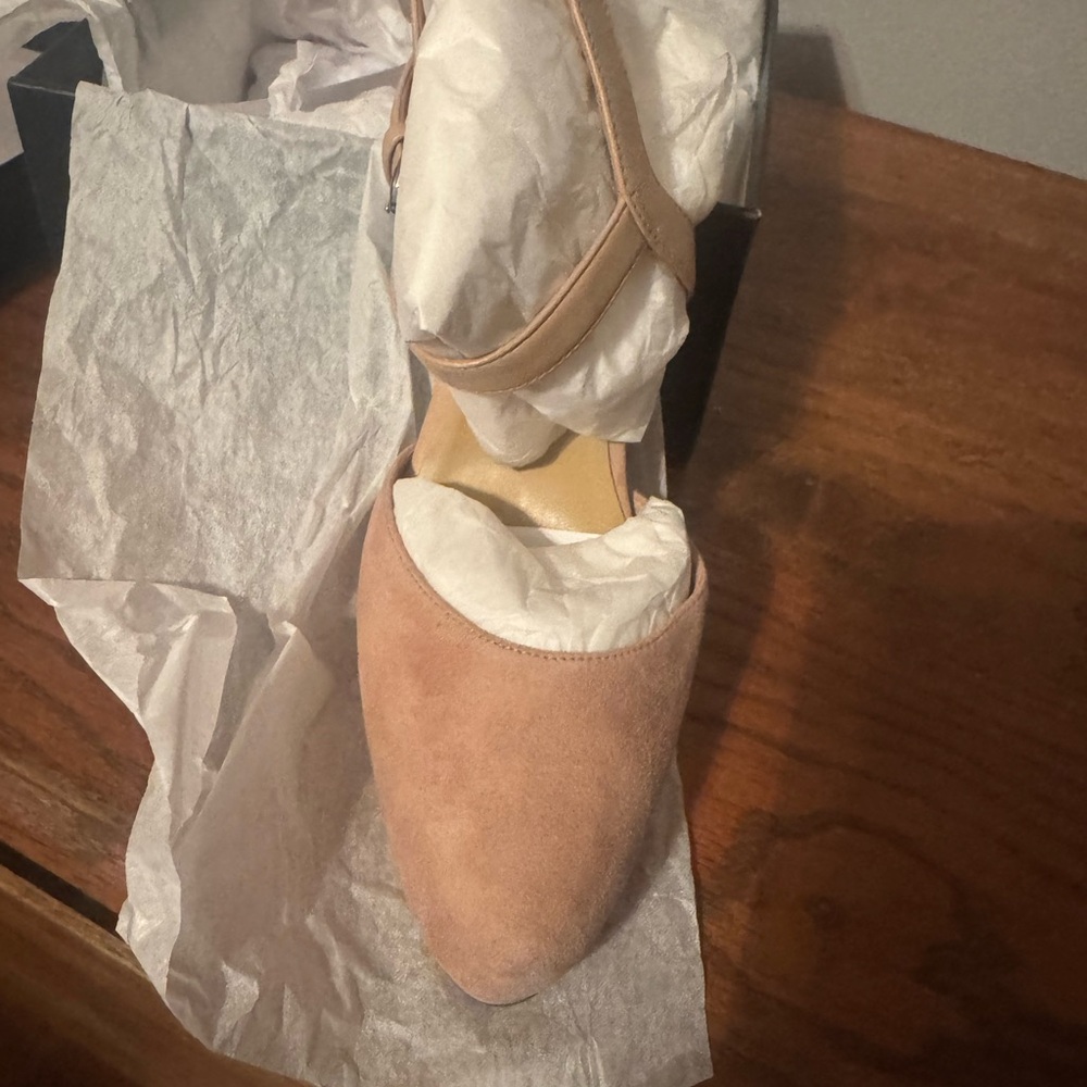 Naturalizer Tan Suede Heels